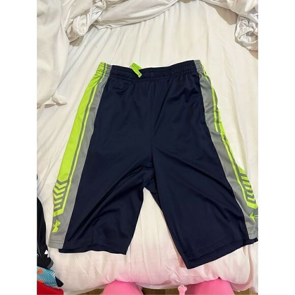 Under Armour boys sports shorts size YXL - Picture 2 of 3